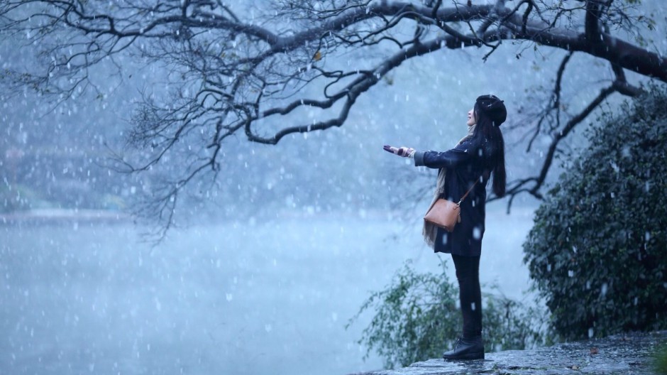 杭州西湖冬天雪花纷飞美景图片