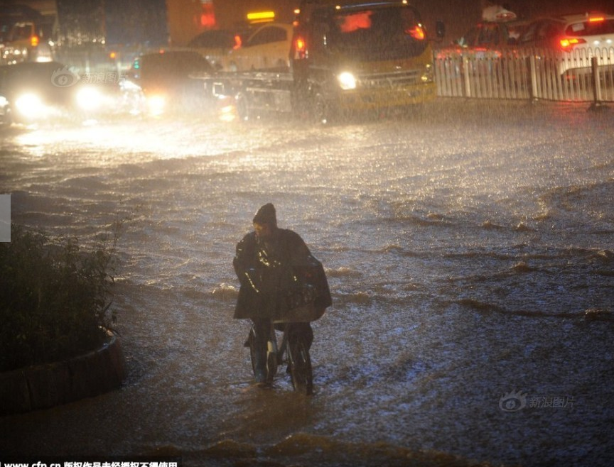 广州遭暴雨袭击 多个地方水浸堵车