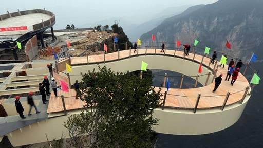 重庆绝壁上建世界第一悬挑玻璃廊桥 离地718米