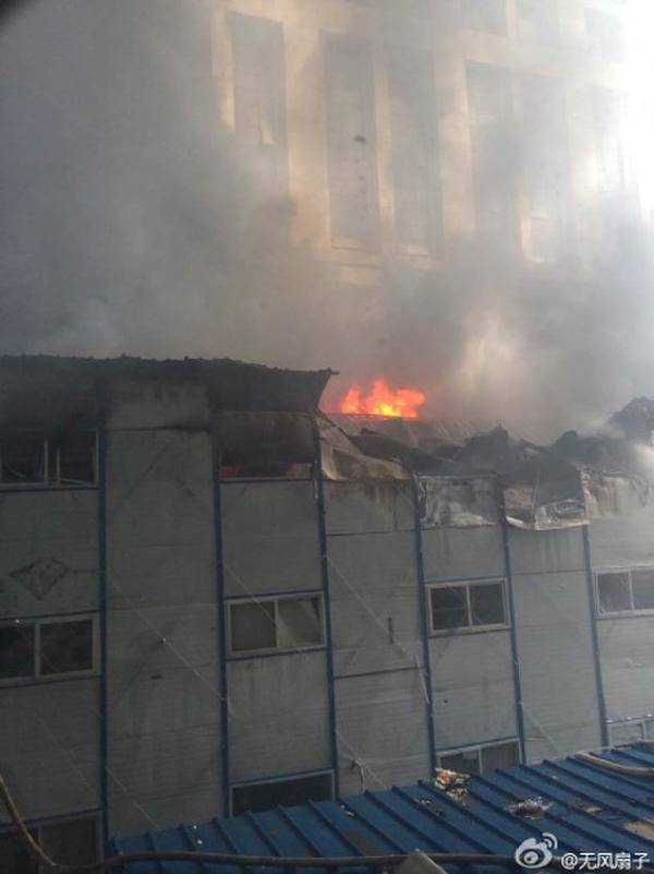 北京军区总医院着火 过火面积140平方米(2)