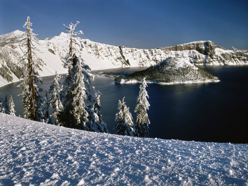 白色雪山寂静风景图拍