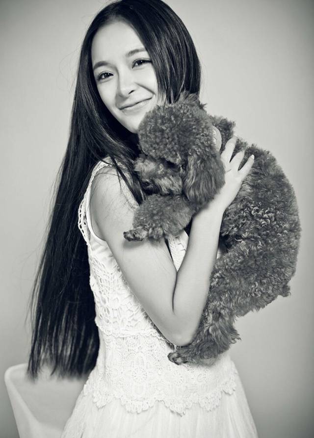 李莎旻子与泰迪甜美欢笑黑白风格写真
