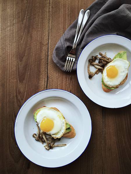 新品创意美食荷包蛋搭配茶树菇新吃法