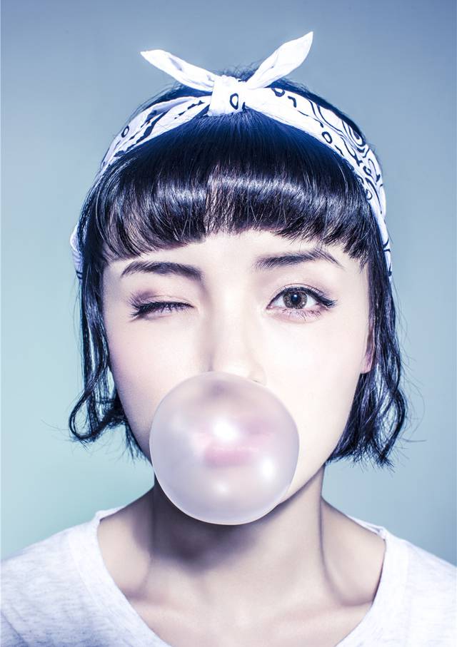 赵羽彤吹泡泡可爱俏皮写真