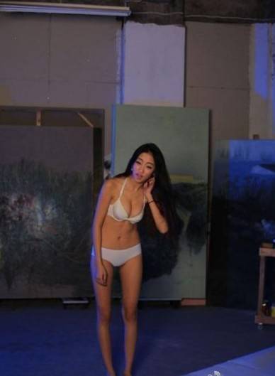 艺术系女生着内衣用身体作画 称不是搞色情(3)