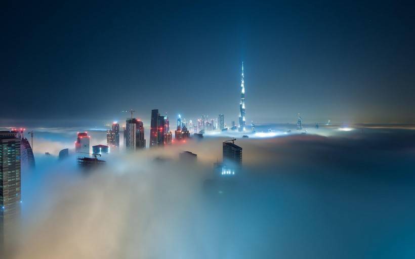 迪拜楼顶雾中仙境风景图片