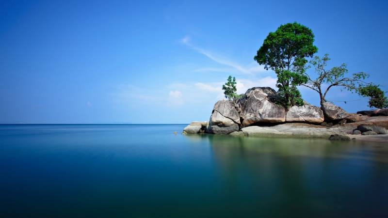 精美山脉湖畔高清风景壁纸