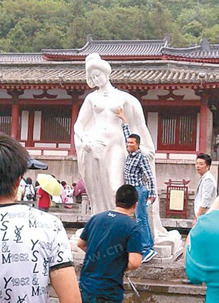 杨贵妃雕像遭缺德游客“胸袭” 称花钱了为何不能摸