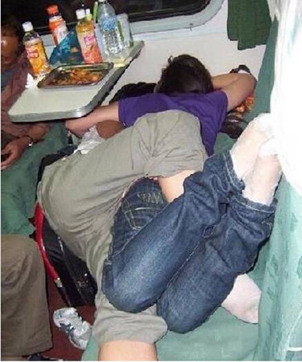 火车上各种爆棚的睡姿搞笑图片