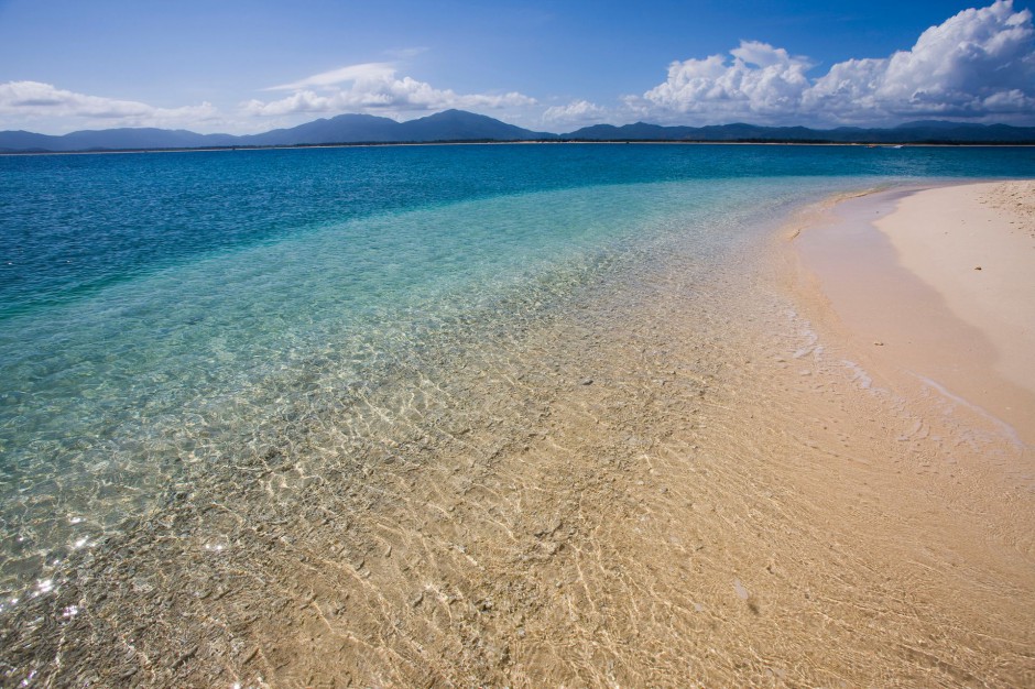 碧蓝海浪轻抚沙滩 海南三亚唯美风景图片