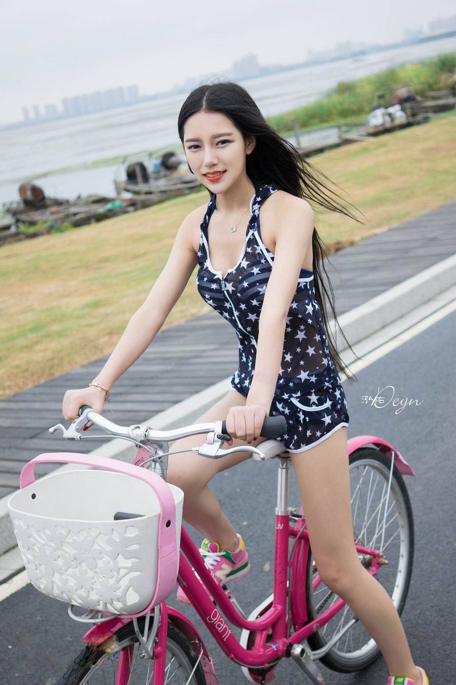 徐妍馨性感诱人户外高清写真