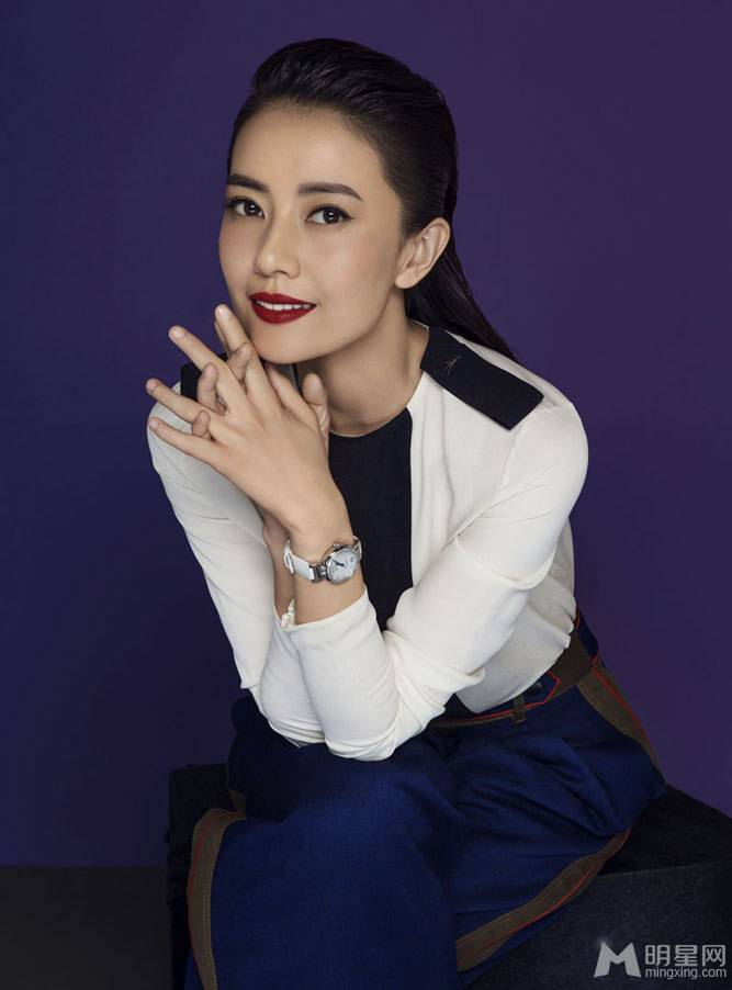 高圆圆性感裸背长裙大秀完美身姿