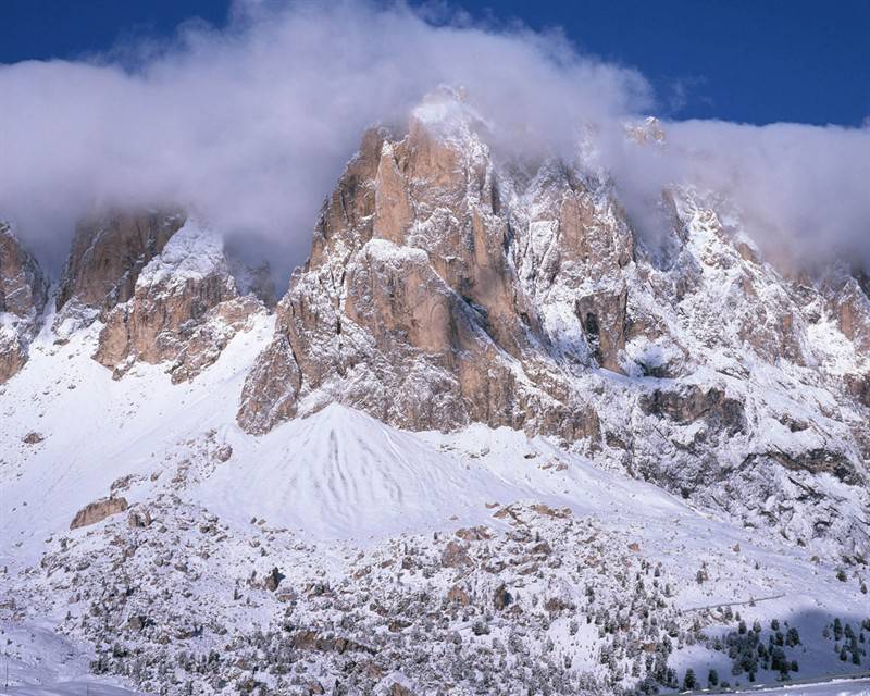 雄壮雪山高耸挺拔美景