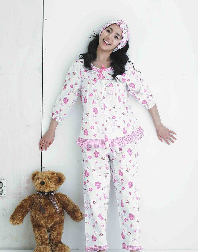 甜美女星朴敏英写真组图尽显成熟娇躯