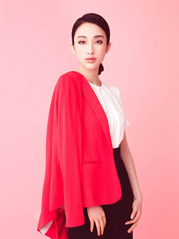 张俪红色西服写真面容清秀恬淡