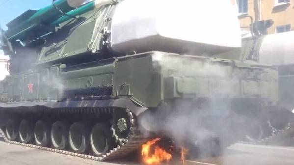 俄罗斯BUK导弹系统阅兵时着火 浓烟吓坏观众