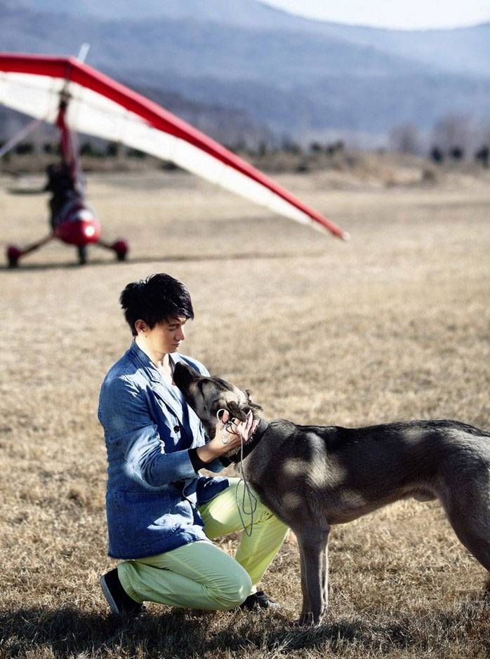 不老男神吴奇隆户外跳伞运动写真