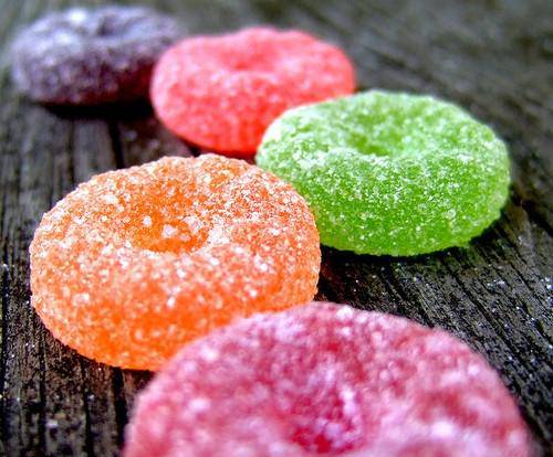 小巧甜蜜的彩虹糖摄影图片