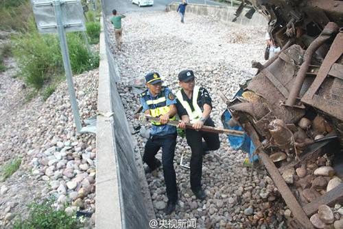 中国好警察!交警为减轻车祸伤员痛苦托举其3小时