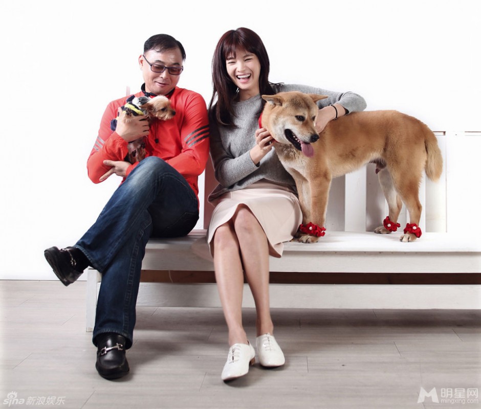 郑佳恩与爱犬写真清新可人