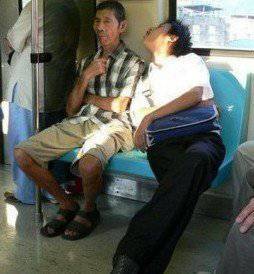 男子背刺猬包吓坏地铁乘客 盘点那些地铁奇葩