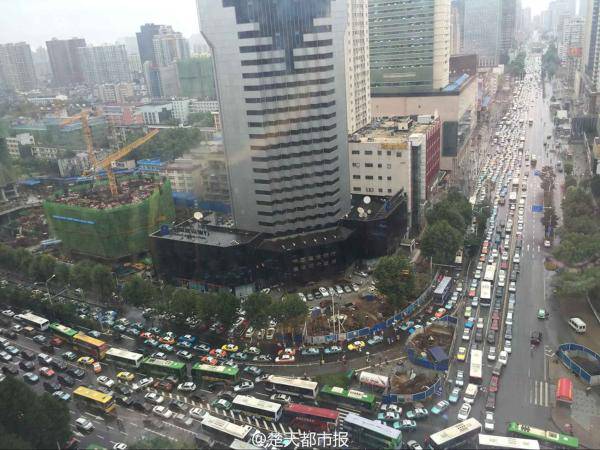 武汉700多出租车游街 要求就“专车”给说法