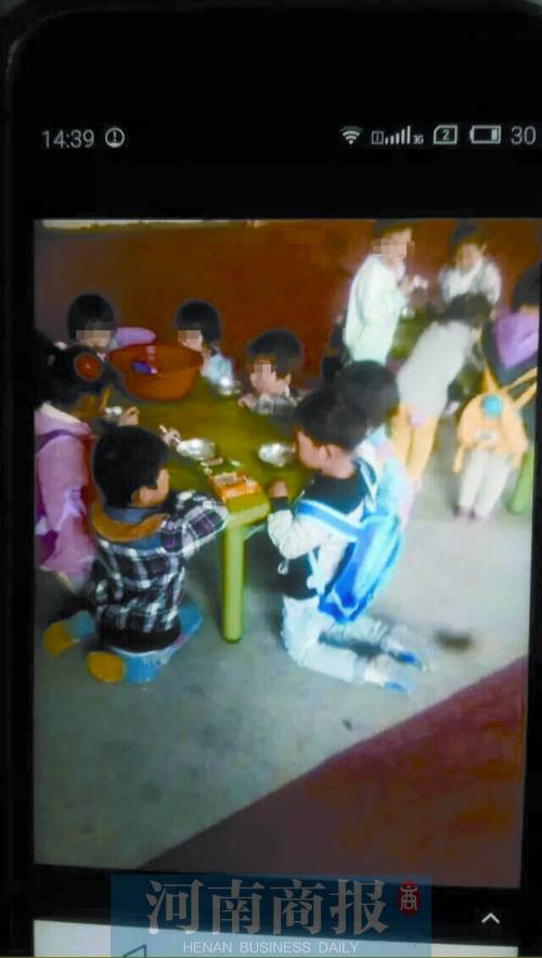 郑州一幼儿园被曝孩子跪着吃早餐 老师：没凳子