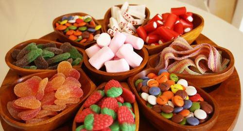 小巧甜蜜的彩虹糖摄影图片