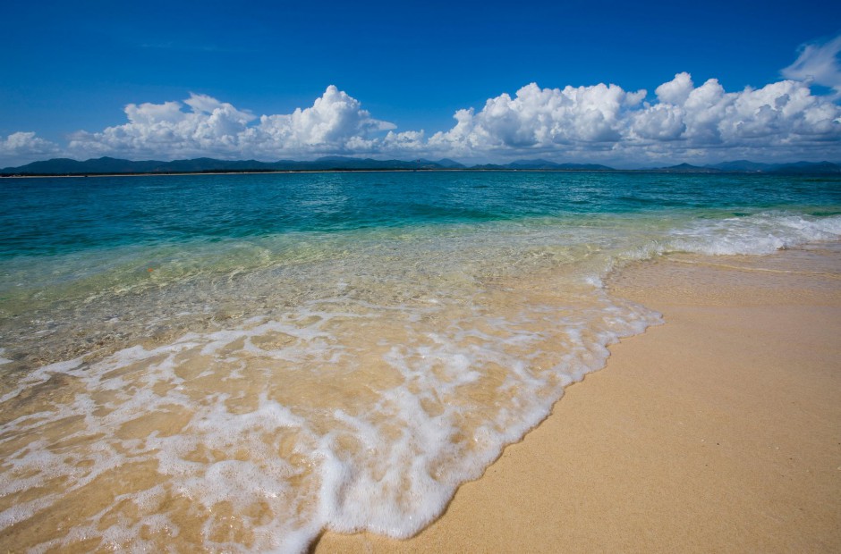 碧蓝海浪轻抚沙滩 海南三亚唯美风景图片