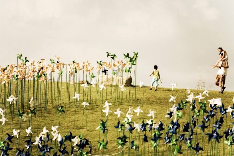 高清纸风车丛嬉戏图片