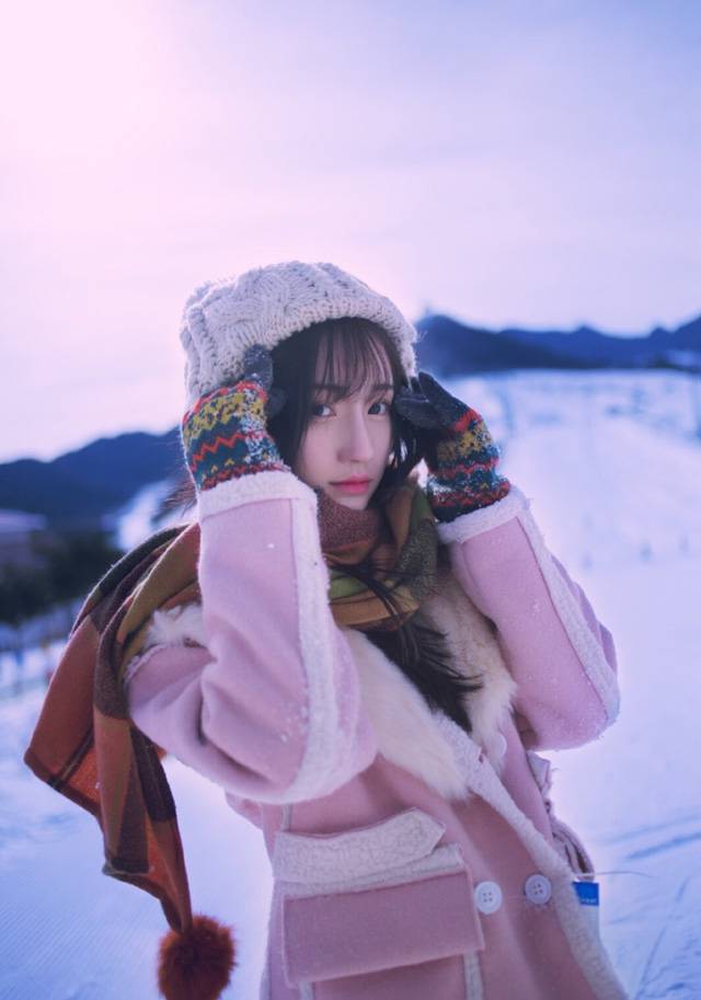 甜美女星高晴冬日雪地唯美外拍