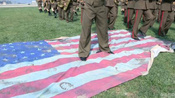 朝鲜士兵大会上脚踩美国旗 为何这么恨美国?