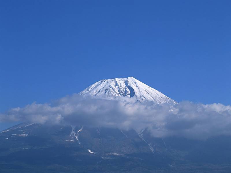 日本第一高峰富士山远景图片