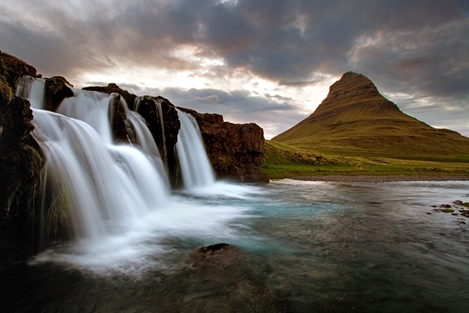 迷人的冰岛瀑布风景高清图片