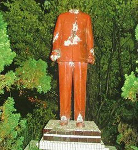台湾基隆蒋介石铜像被斩首 疑似2人以上所为