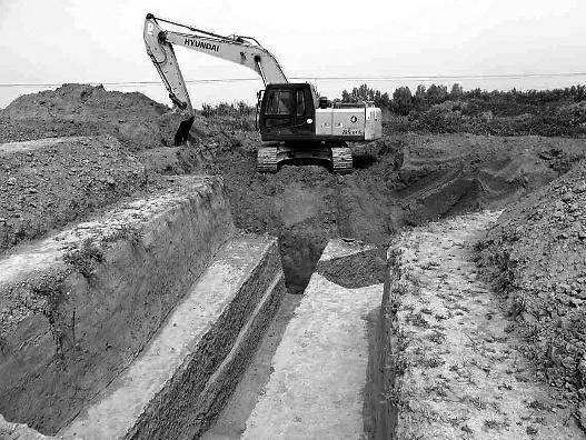 陕西咸阳一工地发现汉墓 考古队用挖掘机挖墓
