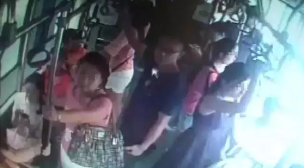 男子公交车上连续猥亵四名女孩 警方介入调查