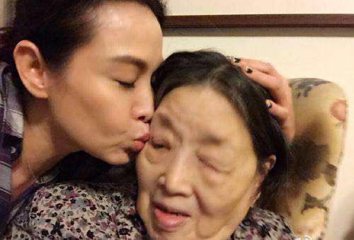 刘若英看望88岁祖母 热情献吻
