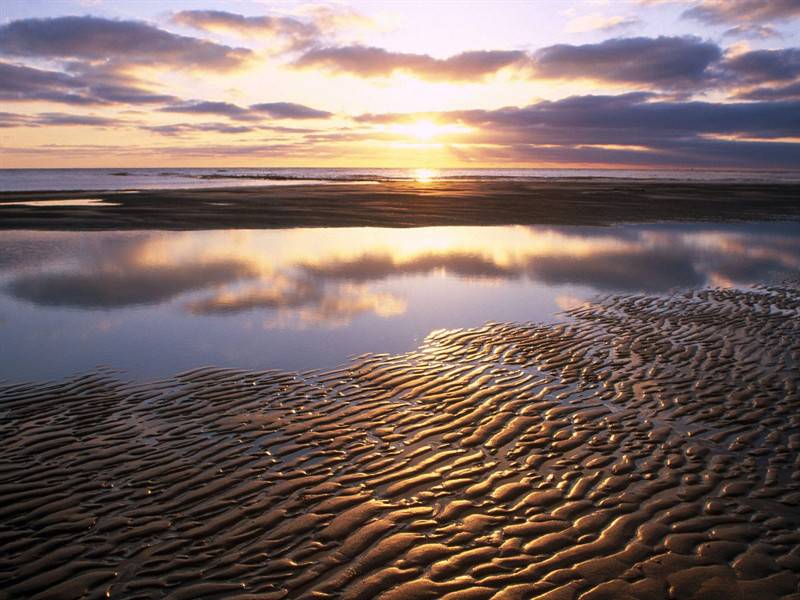 天际泛黄日落时分自然美景