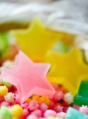 小巧甜蜜的彩虹糖摄影图片