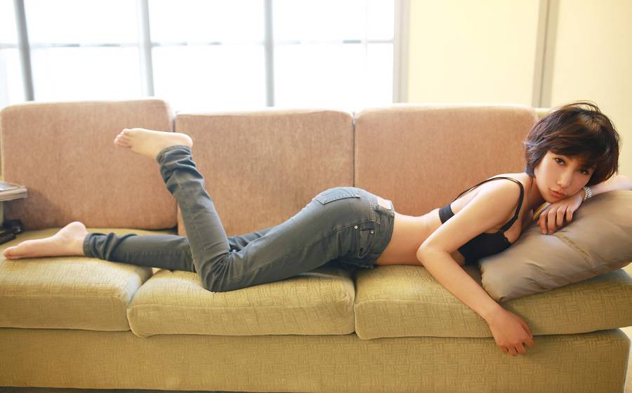 张梓瑗性感沙发内衣秀