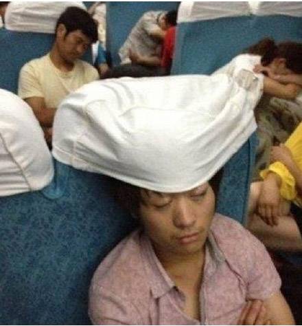火车上各种爆棚的睡姿搞笑图片