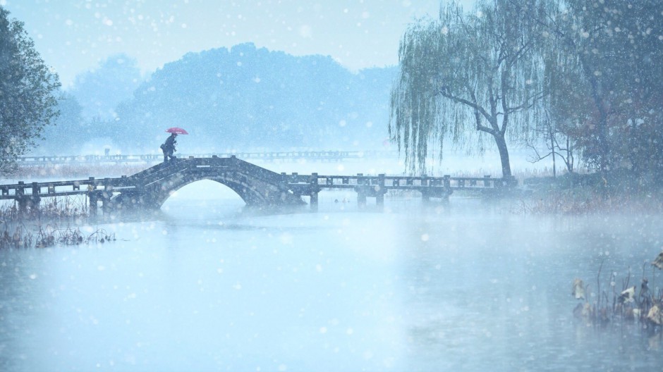杭州西湖冬天雪花纷飞美景图片
