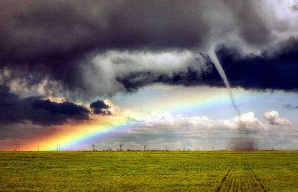 彩虹与龙卷风罕见同现 奇景颇为壮观