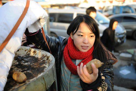 为救助重病哥哥 济南90后地瓜妹妹与父亲街头卖地瓜