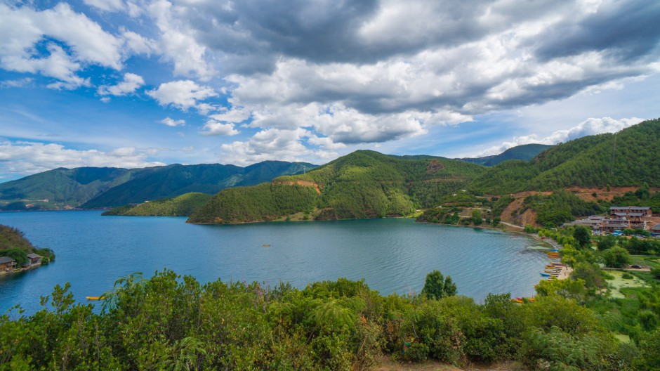 云南高山湖泊风景如画优美