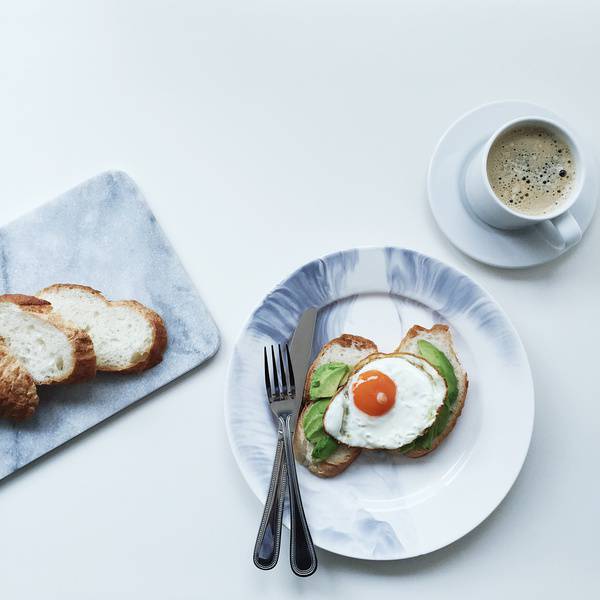 营养早餐面包煎蛋加咖啡