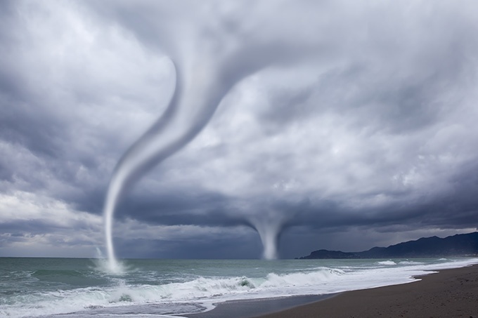 海边最强龙卷风摄影图片