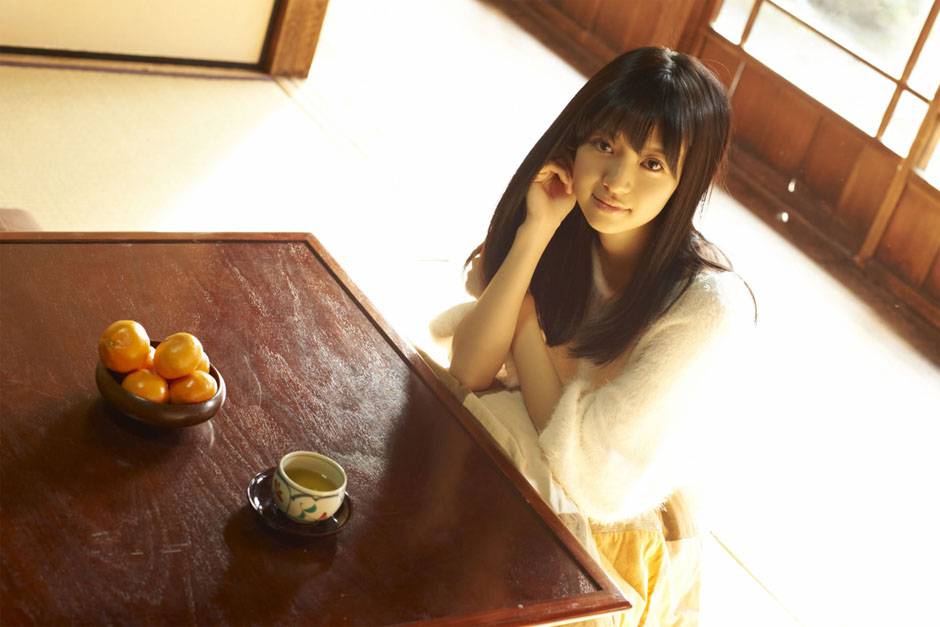 日本女星逢泽莉娜甜美居家写真