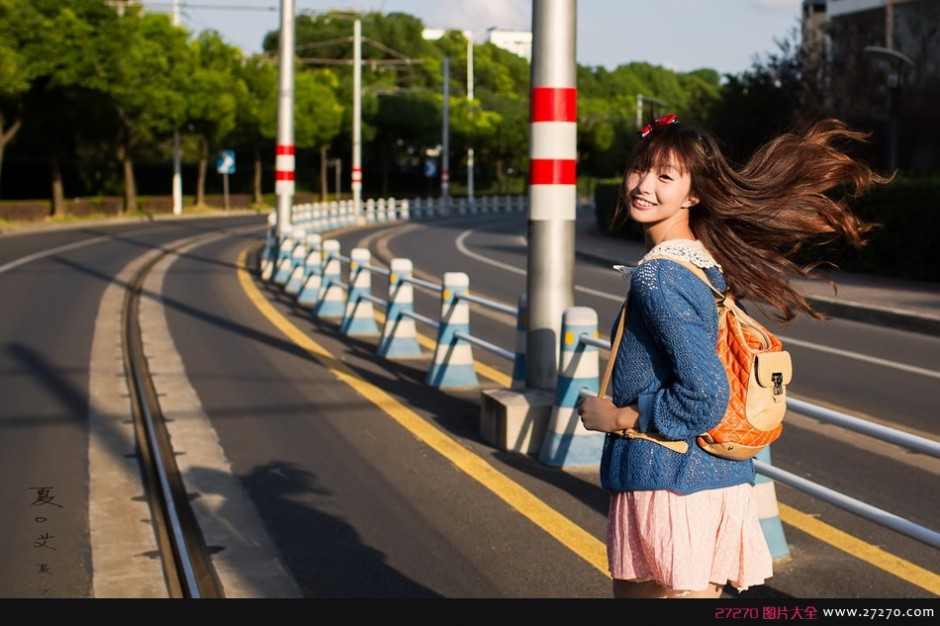 精致迷人美女户外高清拍摄写真